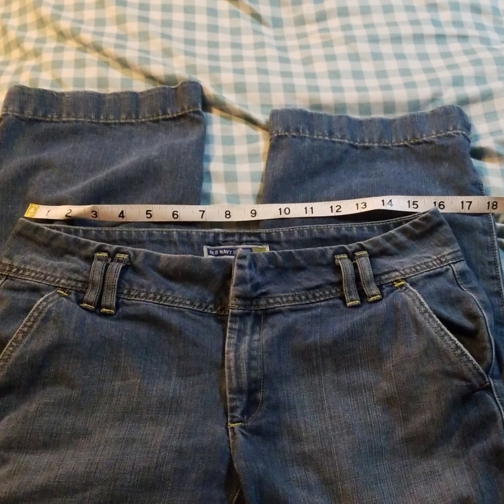 Old navy Jean capris. Medium wash. Size 8